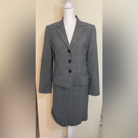 Tahari ASL Women’s 2 Pieces Suit Skirt/ Blazer Wool Blend Gray Plaid Size 6P - Picture 4 of 17